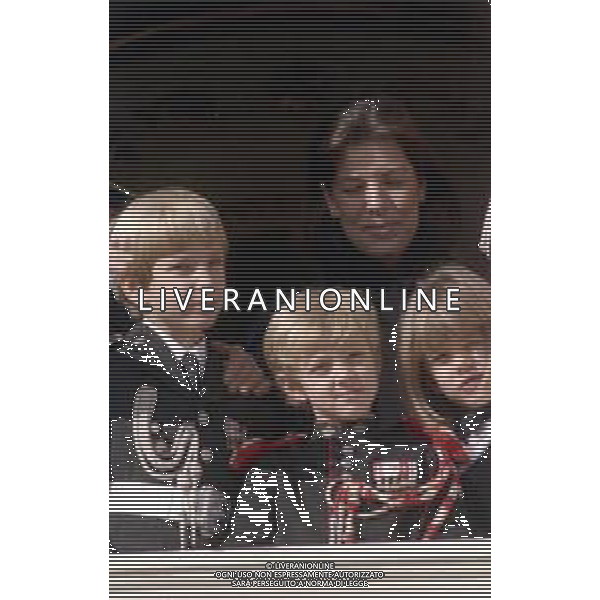 REALI PRINCIPATO DI MONACO GRIMALDI - RETROSPETTIVA ANNI \'90 nella foto la Principessa Carolina con i figli Charlotte, Pierre e Andrea Casiraghi affacciati al balcone del Palais Princier ©ARCHIVIO AGENZIA ALDO LIVERANI SAS