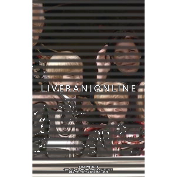 REALI PRINCIPATO DI MONACO GRIMALDI - RETROSPETTIVA ANNI \'90 nella foto la Principessa Carolina con i figli Pierre e Andrea Casiraghi affacciati al balcone del Palais Princier ©ARCHIVIO AGENZIA ALDO LIVERANI SAS
