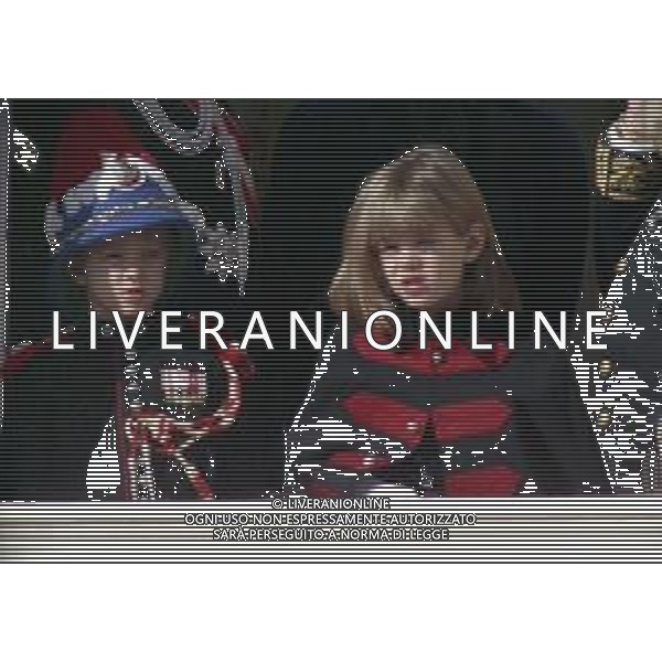 REALI PRINCIPATO DI MONACO GRIMALDI - RETROSPETTIVA ANNI \'90 nella foto Charlotte, Pierre Casiraghi, figli della Principessa Carolina, affacciati al balcone del Palais Princier ©ARCHIVIO AGENZIA ALDO LIVERANI SAS