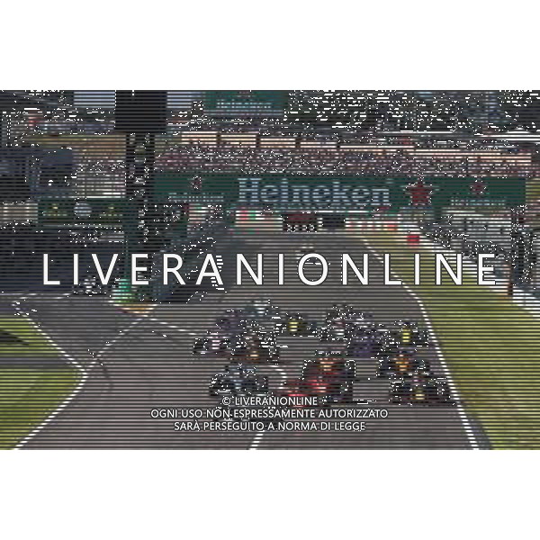 Valtteri Bottas (FIN) Mercedes AMG F1 W10 leads at the start of the race. 13.10.2019. Formula 1 World Championship, Rd 17, Japanese Grand Prix, Suzuka, Japan, Sunday. AG ALDO LIVERANI SAS-ONLY ITALY