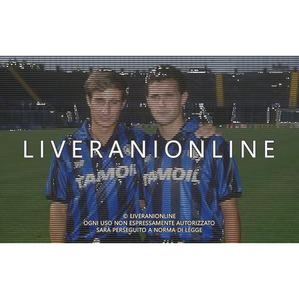 RETROSPETTIVA ANTONIO RIZZOLO CALCIATORE 1990-1991 NELLA FOTO ANTONIO RIZZOLO CON LA MAGLIA DELL\' ATALANTA CALCIO CON MONTI MARCO AG ALDO LIVERANI SAS