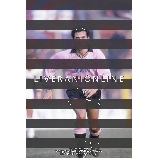 RETROSPETTIVA ANTONIO RIZZOLO CALCIATORE 1992-1993 NELLA FOTO ANTONIO RIZZOLO CON LA MAGLIA DEL PALERMO CALCIO AG ALDO LIVERANI SAS