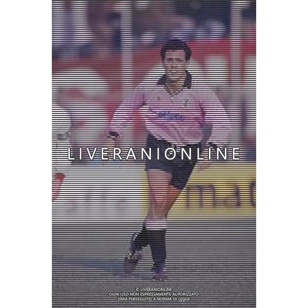 RETROSPETTIVA ANTONIO RIZZOLO CALCIATORE 1991-1992 NELLA FOTO ANTONIO RIZZOLO CON LA MAGLIA DEL PALERMO CALCIO AG ALDO LIVERANI SAS