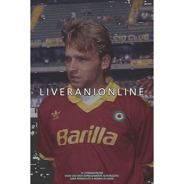 RETROSPETTIVA THOMAS HASSLER CALCIATORE 1991-1992 NELLA FOTO THOMAS HASSLER CON LA MAGLIA DELLA ROMA CALCIO AG ALDO LIVERANI SAS