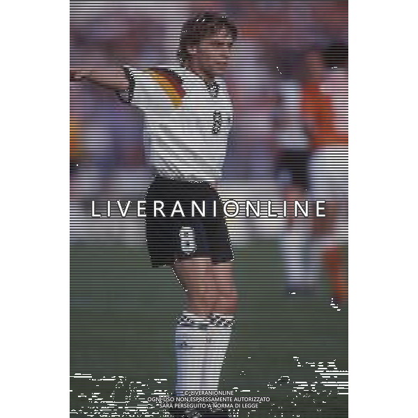 RETROSPETTIVA THOMAS HASSLER CALCIATORE 1992 EUROPEI NELLA FOTO THOMAS HASSLER CON LA MGALIA DELLA NAZIONALE DELLA GERMANIA AG ALDO LIVERANI SAS