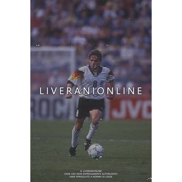 RETROSPETTIVA THOMAS HASSLER CALCIATORE 1992 EUROPEI NELLA FOTO THOMAS HASSLER CON LA MGALIA DELLA NAZIONALE DELLA GERMANIA AG ALDO LIVERANI SAS