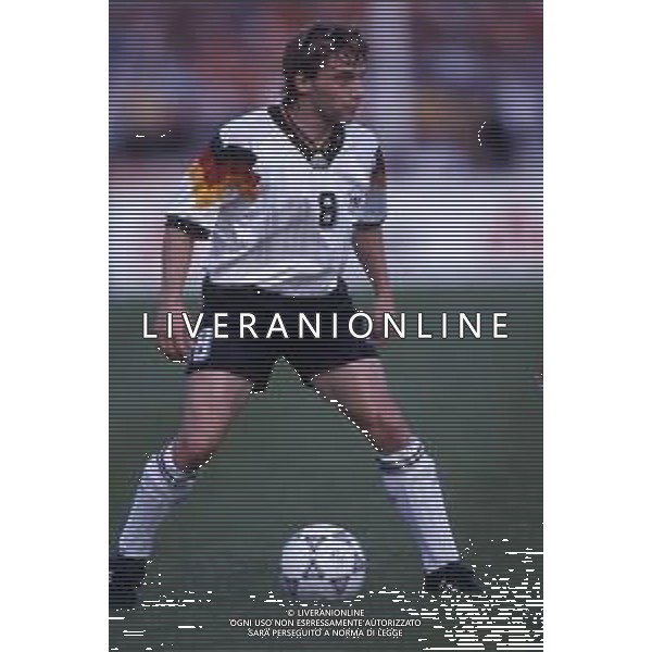 RETROSPETTIVA THOMAS HASSLER CALCIATORE 1992 EUROPEI NELLA FOTO THOMAS HASSLER CON LA MGALIA DELLA NAZIONALE DELLA GERMANIA AG ALDO LIVERANI SAS