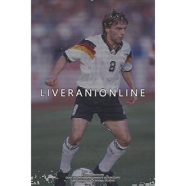 RETROSPETTIVA THOMAS HASSLER CALCIATORE 1992 EUROPEI NELLA FOTO THOMAS HASSLER CON LA MGALIA DELLA NAZIONALE DELLA GERMANIA AG ALDO LIVERANI SAS