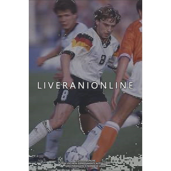 RETROSPETTIVA THOMAS HASSLER CALCIATORE 1992 EUROPEI NELLA FOTO THOMAS HASSLER CON LA MGALIA DELLA NAZIONALE DELLA GERMANIA AG ALDO LIVERANI SAS