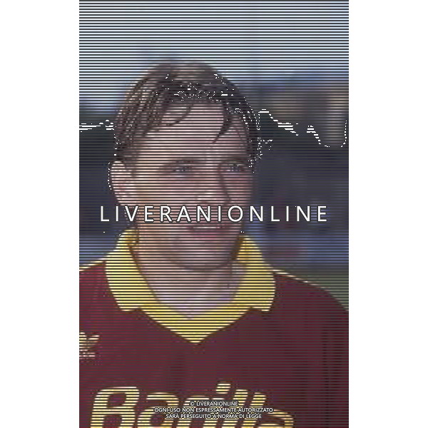 RETROSPETTIVA THOMAS HASSLER CALCIATORE 1992 NELLA FOTO THOMAS HASSLER CON LA MAGLIA DELLA ROMA CALCIO AG ALDO LIVERANI SAS