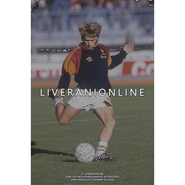 RETROSPETTIVA THOMAS HASSLER CALCIATORE 1992 NELLA FOTO THOMAS HASSLER CON LA MAGLIA DELLA ROMA CALCIO AG ALDO LIVERANI SAS