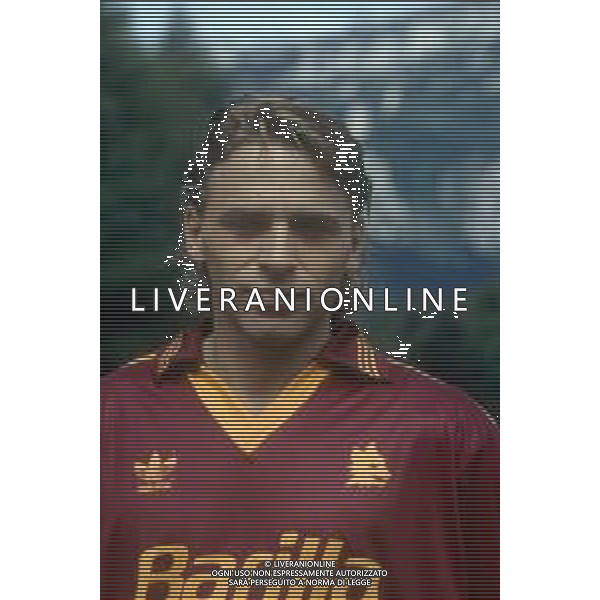 RETROSPETTIVA THOMAS HASSLER CALCIATORE 1992 NELLA FOTO THOMAS HASSLER CON LA MAGLIA DELLA ROMA CALCIO AG ALDO LIVERANI SAS