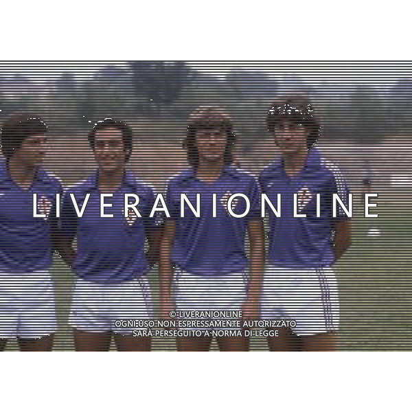 RETROSPETTIVA NICOLA ZANONE CALCIATORE NELLA FOTO NICOLA ZANONE CON LA MAGLIA DELLA FIORENTINA CALCIO CON GIANCARLO ANTOGNONI -CLAUDIO DESOLATI E DANIEL BERTONI AG ALDO LIVERANI SAS