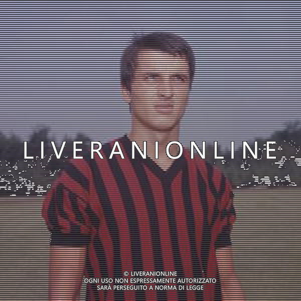RETROSPETTIVA NELLO SANTIN CALCIATORE E ALLENATORE NELLA FOTO NELLO SANTIN CON LA MAGLIA DEL MILAN AG ALDO LIVERANI SAS