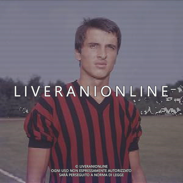 RETROSPETTIVA NELLO SANTIN CALCIATORE E ALLENATORE NELLA FOTO NELLO SANTIN CON LA MAGLIA DEL MILAN AG ALDO LIVERANI SAS