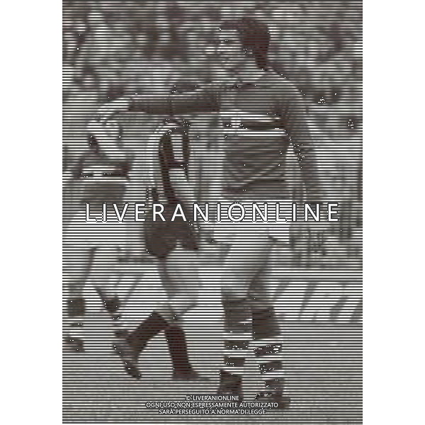 RETROSPETTIVA NELLO SANTIN CALCIATORE E ALLENATORE NELLA FOTO NELLO SANTIN CON LA MAGLIA DELLA SAMPDORIA CALCIO AG ALDO LIVERANI SAS