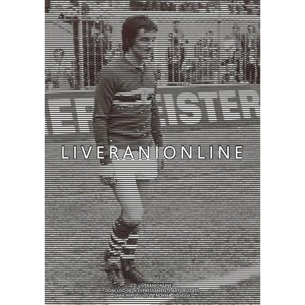 RETROSPETTIVA NELLO SANTIN CALCIATORE E ALLENATORE NELLA FOTO NELLO SANTIN CON LA MAGLIA DELLA SAMPDORIA CALCIO AG ALDO LIVERANI SAS