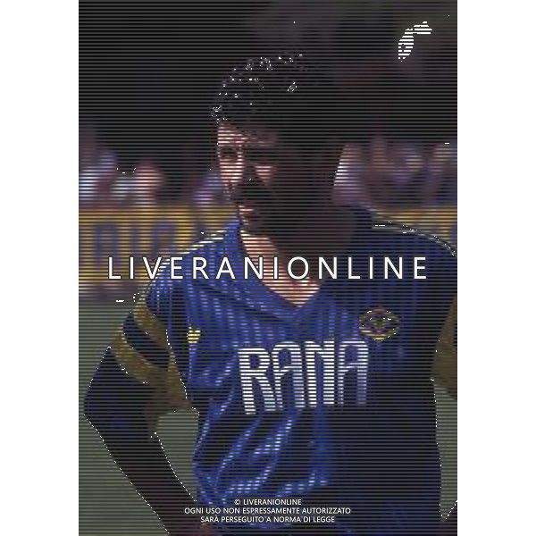 RETROSPETTIVA LUCIANO FAVERO CALCIATORE NELLA FOTO LUCIANO FAVERO CON LA MAGLIA DEL VERONA CALCIO AG ALDO LIVERANI SAS