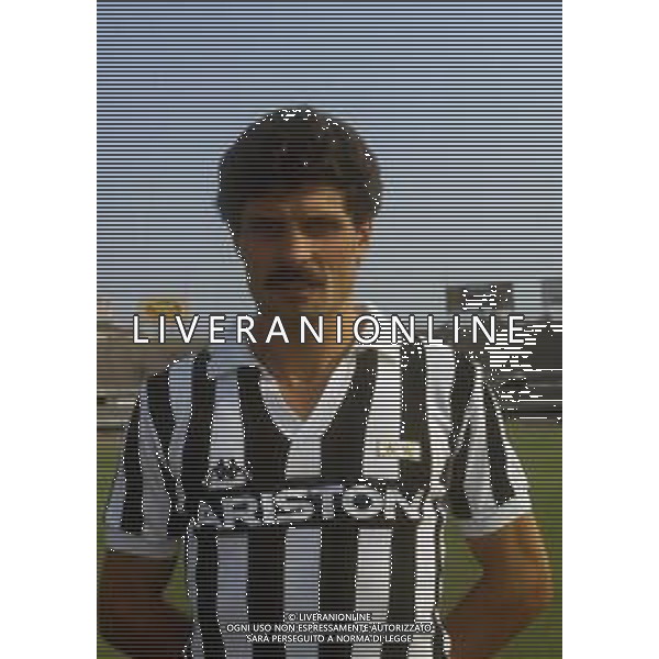 RETROSPETTIVA LUCIANO FAVERO CALCIATORE NELLA FOTO LUCIANO FAVERO CON LA MAGLIA DELLA JUVENTUS CALCIO AG ALDO LIVERANI SAS