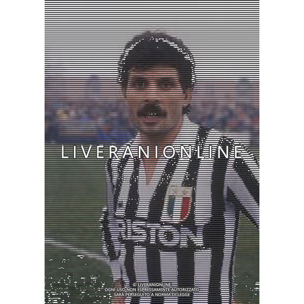 RETROSPETTIVA LUCIANO FAVERO CALCIATORE NELLA FOTO LUCIANO FAVERO CON LA MAGLIA DELLA JUVENTUS CALCIO AG ALDO LIVERANI SAS