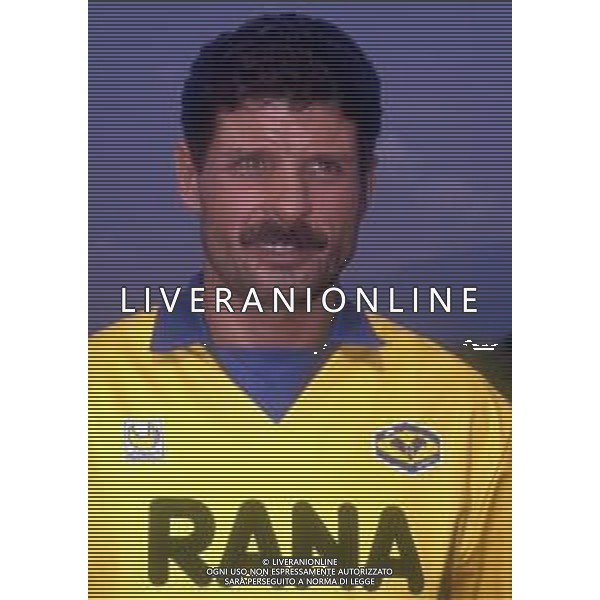 RETROSPETTIVA LUCIANO FAVERO CALCIATORE NELLA FOTO LUCIANO FAVERO CON LA MAGLIA DEL VERONA CALCIO AG ALDO LIVERANI SAS