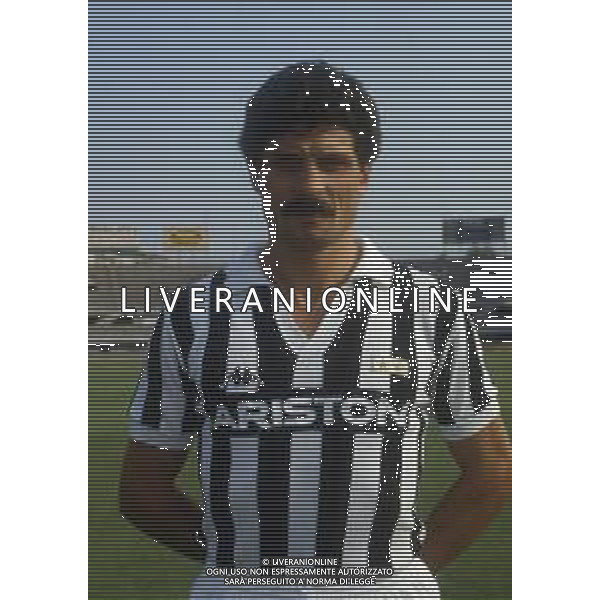 RETROSPETTIVA LUCIANO FAVERO CALCIATORE NELLA FOTO LUCIANO FAVERO CON LA MAGLIA DELLA JUVENTUS CALCIO AG ALDO LIVERANI SAS