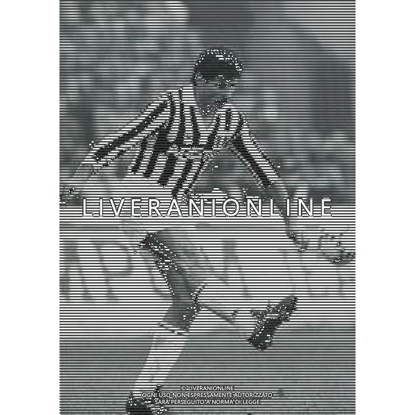 RETROSPETTIVA LUCIANO FAVERO CALCIATORE NELLA FOTO LUCIANO FAVERO CON LA MAGLIA DELLA JUVENTUS CALCIO AG ALDO LIVERANI SAS