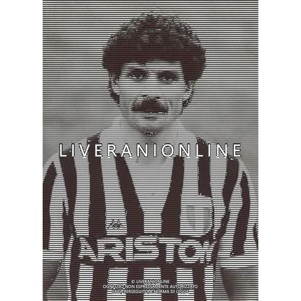 RETROSPETTIVA LUCIANO FAVERO CALCIATORE NELLA FOTO LUCIANO FAVERO CON LA MAGLIA DELLA JUVENTUS CALCIO AG ALDO LIVERANI SAS