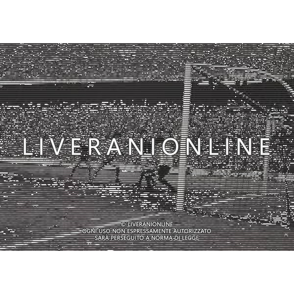 15-02-1981 MILANO-CAMPIONATO DI CALCIO SERIE B MILAN VARESE 1-0 NELLA FOTO AUTOGOL ALDO CERANTOLA AG ALDO LIVERANI SAS