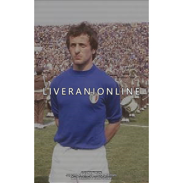 RETROSPETTIVA GIUSEPPE DOSSENA CALCIATORE 1981 NELLA FOTO GIUSEPPE DOSSENA CON LA MAGLIA DELLA NAZIONALE ITALIANA AG ALDO LIVERANI SAS