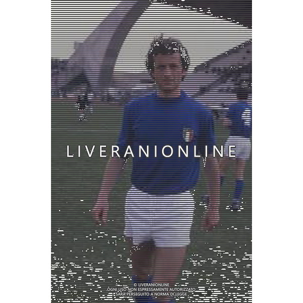 RETROSPETTIVA GIUSEPPE DOSSENA CALCIATORE 1981 NELLA FOTO GIUSEPPE DOSSENA CON LA MAGLIA DELLA NAZIONALE ITALIANA AG ALDO LIVERANI SAS