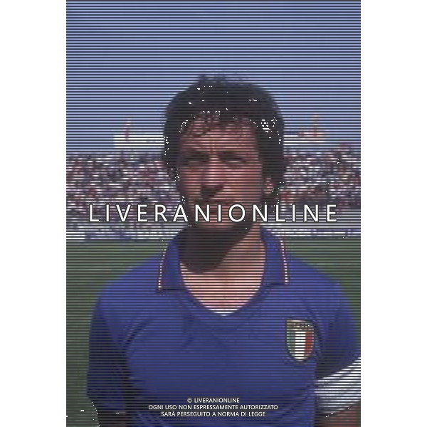 RETROSPETTIVA GIUSEPPE DOSSENA CALCIATORE 1983 NELLA FOTO GIUSEPPE DOSSENA CON LA MAGLIA DELLA NAZIONALE ITALIANA AG ALDO LIVERANI SAS