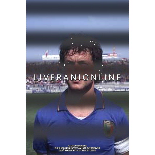 RETROSPETTIVA GIUSEPPE DOSSENA CALCIATORE 1983 NELLA FOTO GIUSEPPE DOSSENA CON LA MAGLIA DELLA NAZIONALE ITALIANA AG ALDO LIVERANI SAS