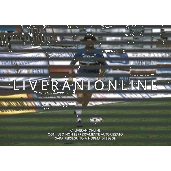 RETROSPETTIVA GIUSEPPE DOSSENA CALCIATORE 1988-1989 NELLA FOTO GIUSEPPE DOSSENA CON LA MAGLIA DELLA SAMPDORIA CALCIO AG ALDO LIVERANI SAS