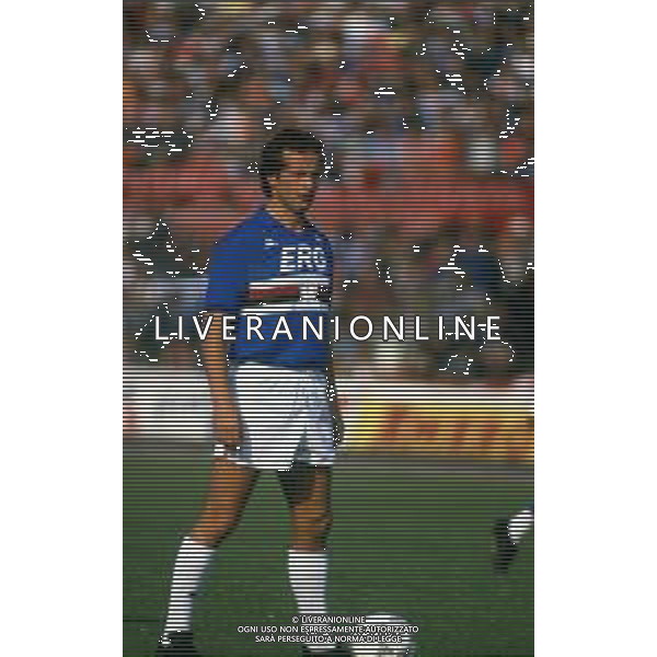 RETROSPETTIVA GIUSEPPE DOSSENA CALCIATORE 1988-1989 NELLA FOTO GIUSEPPE DOSSENA CON LA MAGLIA DELLA SAMPDORIA CALCIO AG ALDO LIVERANI SAS