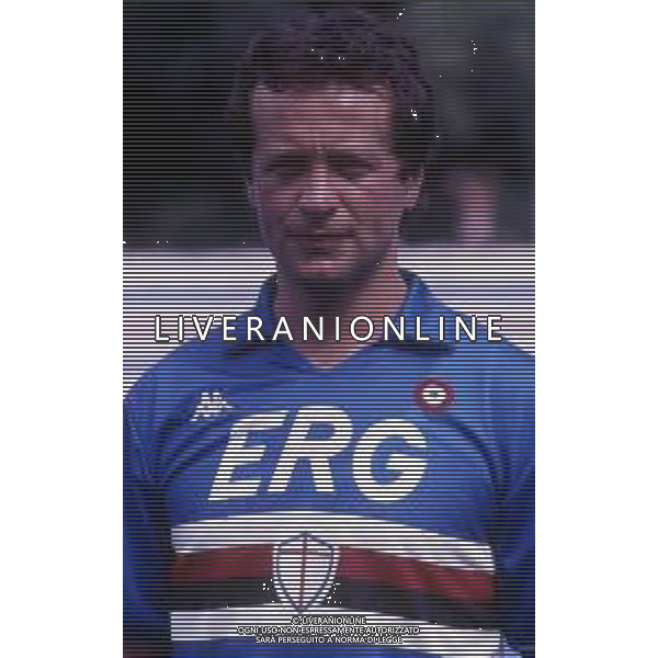 RETROSPETTIVA GIUSEPPE DOSSENA CALCIATORE 1988-1989 NELLA FOTO GIUSEPPE DOSSENA CON LA MAGLIA DELLA SAMPDORIA CALCIO AG ALDO LIVERANI SAS