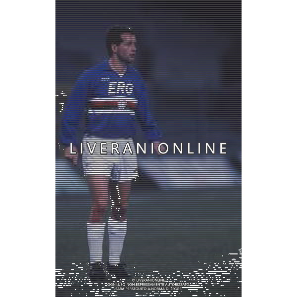 RETROSPETTIVA GIUSEPPE DOSSENA CALCIATORE 1990-1991 NELLA FOTO GIUSEPPE DOSSENA CON LA MAGLIA DELLA SAMPDORIA CALCIO AG ALDO LIVERANI SAS