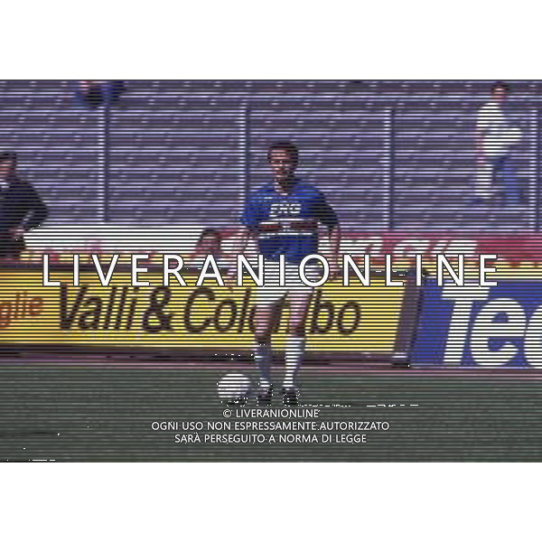 RETROSPETTIVA GIUSEPPE DOSSENA CALCIATORE 1990-1991 NELLA FOTO GIUSEPPE DOSSENA CON LA MAGLIA DELLA SAMPDORIA CALCIO AG ALDO LIVERANI SAS