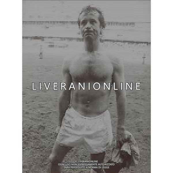 RETROSPETTIVA GIUSEPPE DOSSENA CALCIATORE NELLA FOTO GIUSEPPE DOSSENA CON LA MAGLIA DELLA SAMPDORIA CALCIO AG ALDO LIVERANI SAS
