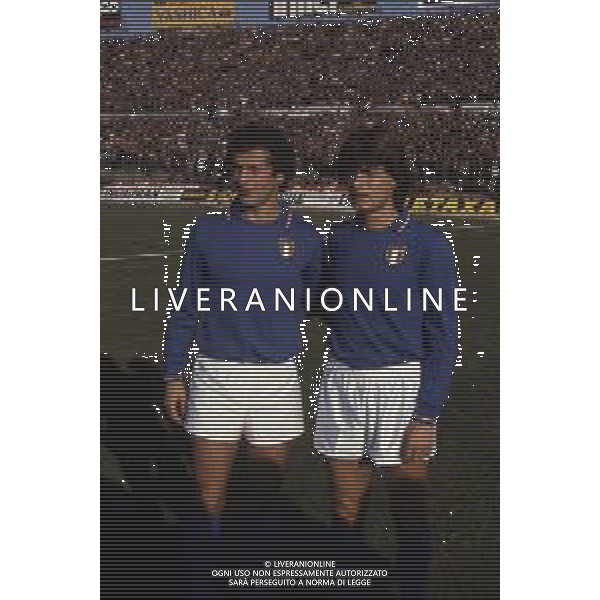 RETROSPETTIVA GIUSEPPE DOSSENA CALCIATORE NELLA FOTO GIUSEPPE DOSSENA CON LA MAGLIA DELLA NAZIONALE ITALIANA CON GIANCARLO ANTOGNONI AG ALDO LIVERANI SAS