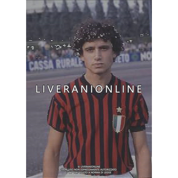 RETROSPETTIVA FRANCESCO ROMANO CALCIATORE NELLA FOTO FRANCESCO ROMANO CON LA MAGLIA DEL MILAN AG ALDO LIVERANI SAS