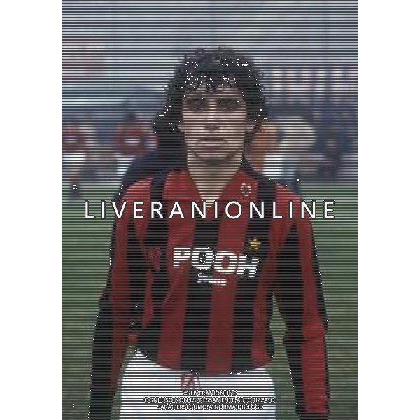 RETROSPETTIVA FRANCESCO ROMANO CALCIATORE NELLA FOTO FRANCESCO ROMANO CON LA MAGLIA DEL MILAN AG ALDO LIVERANI SAS