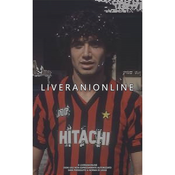 RETROSPETTIVA FRANCESCO ROMANO CALCIATORE NELLA FOTO FRANCESCO ROMANO CON LA MAGLIA DEL MILAN AG ALDO LIVERANI SAS