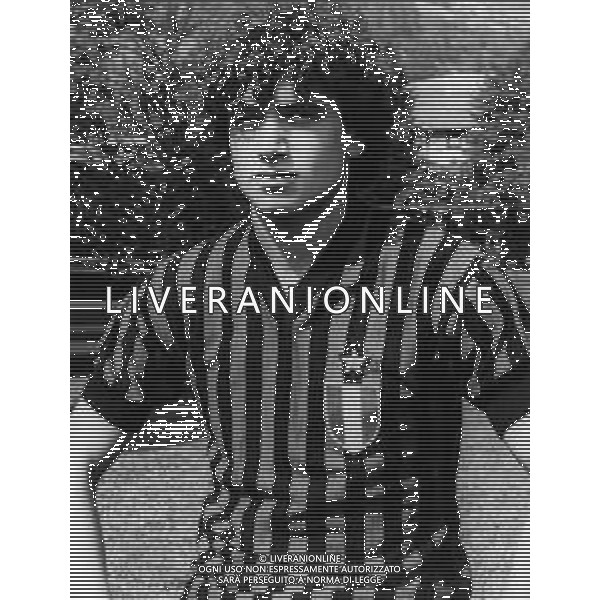 RETROSPETTIVA FRANCESCO ROMANO CALCIATORE NELLA FOTO FRANCESCO ROMANO CON LA MAGLIA DEL MILAN AG ALDO LIVERANI SAS