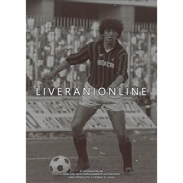 RETROSPETTIVA FRANCESCO ROMANO CALCIATORE NELLA FOTO FRANCESCO ROMANO CON LA MAGLIA DEL MILAN AG ALDO LIVERANI SAS