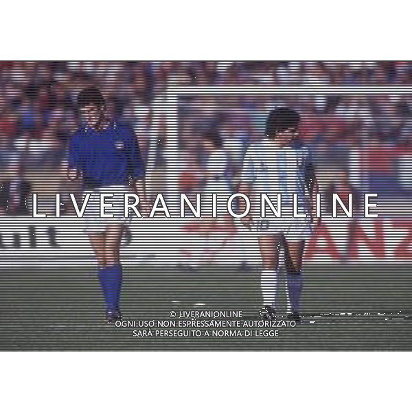 RETROSPETTIVA CIRO FERRARA CALCIATORE NELLA FOTO CIRO FERRARA CON LA MAGLIA DELLA NAZIONALE ITALIANA E DIEGO MARADONA AG ALDO LIVERANI SAS