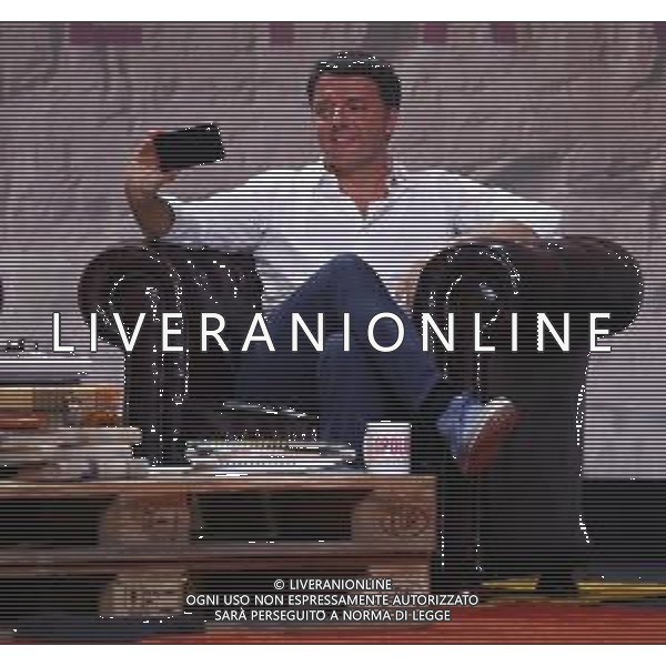 Firenze 19.10.2019 - Leopolda 10a Edizione Italia ventinove Presentazione del nuovo Partito di Matteo Renzi Italia Viva - nella foto: matteo renzi si concede un selfie ©Claudio Zamagni/Agenzia Aldo Liverani