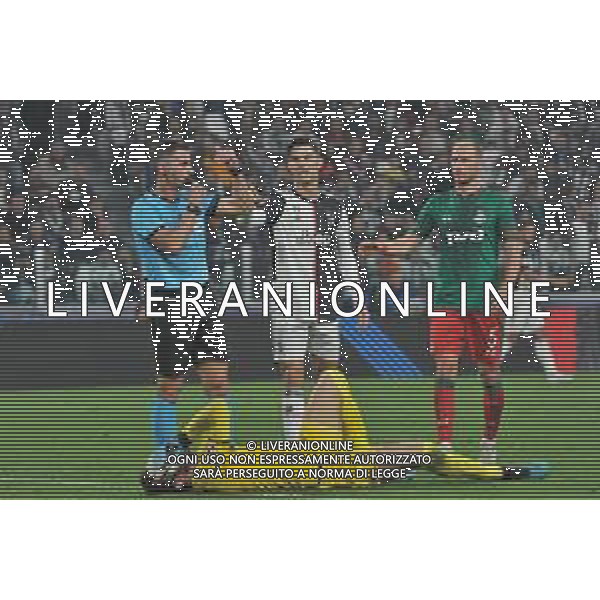 Torino 22.10.2019 Stadio Allianz Stadium Juventus vs Lokomotiv Mosca Gruppo D Giornata 3 di 6 ©Falzone/Agenzia Aldo Liverani Nella foto : Cristiano Ronaldo con arbitro Benedikt Howedes e Guilherme a terra infortunato ©/AGENZIA ALDO LIVERANI Sas