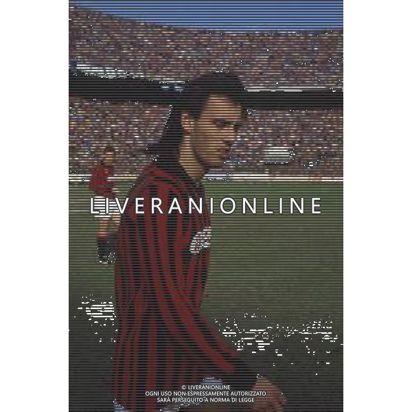 RETROSPETTIVA MARK HATELEY CALCIATORE 1985 NELLA FOTO MARK HATELEY CON LA MAGLIA DEL MILAN AG ALDO LIVERANI SAS