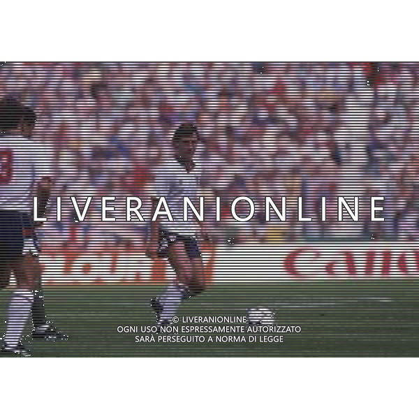 RETROSPETTIVA BRIAN ROBSON CALCIATORE NELLA FOTO BRIAN ROBSON CON LA MAGLIA DELLA NAZIONALE INGHILTERRA AG ALDO LIVERANI SAS